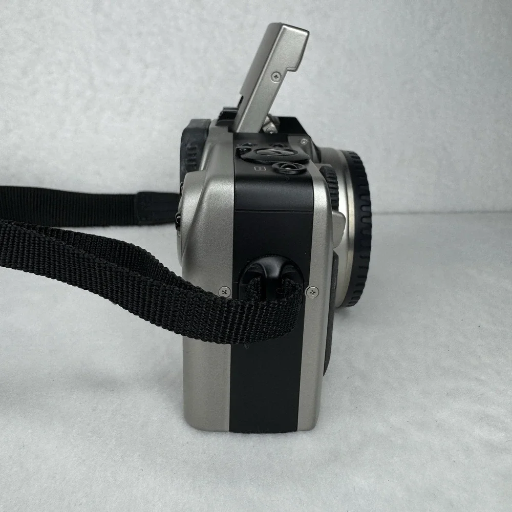 CANON‎ EOS IX 35mm SLR Film Camera - Silver